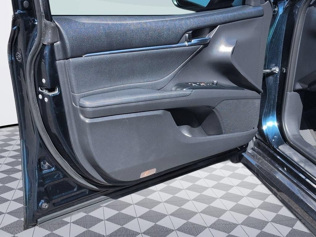 Used 2018 Toyota Camry XSE FWD image 9