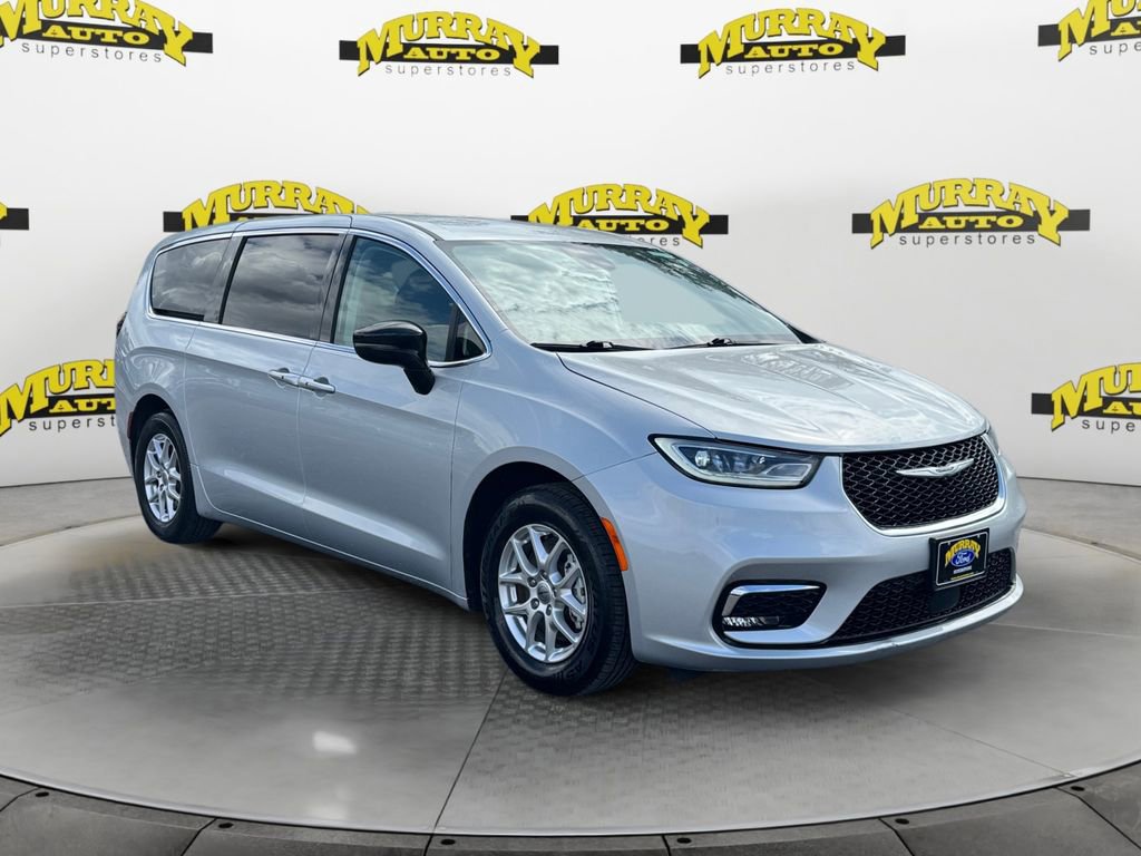 Used 2024 Chrysler Pacifica Touring-L image 7