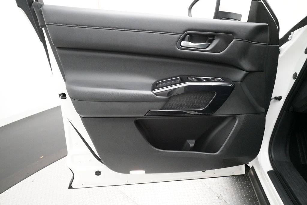 Used 2022 Nissan Pathfinder SV AWD/4WD image 27