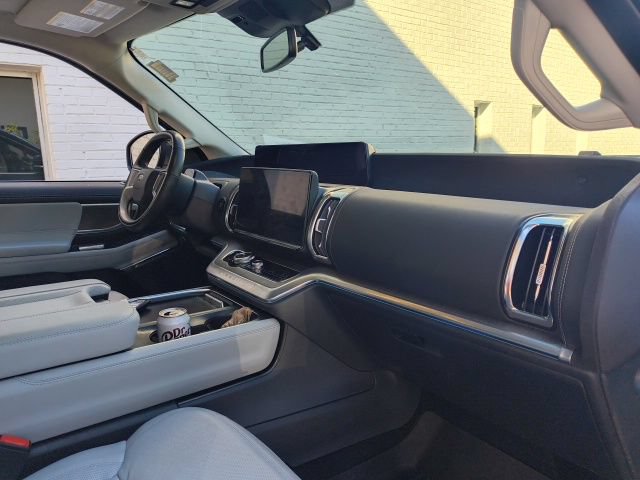 Certified 2025 Ford Expedition Platinum w/ Platinum Ultimate Package AWD/4WD image 42