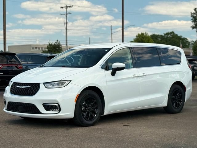 Used 2023 Chrysler Pacifica Touring-L FWD image 39