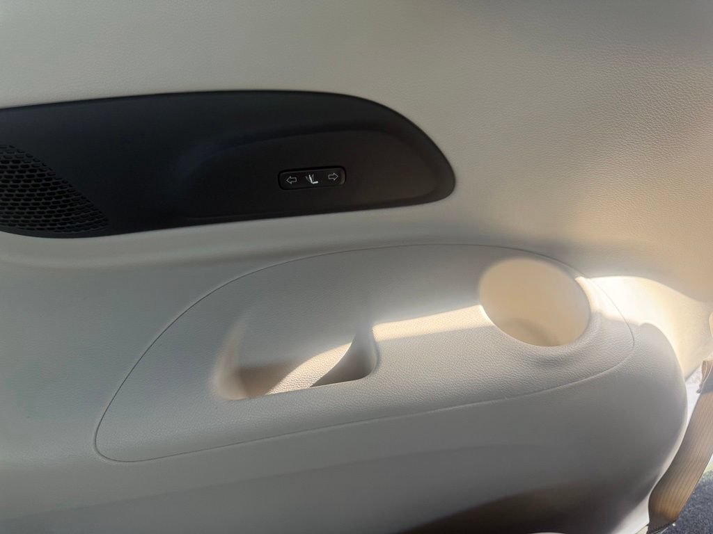 Used 2018 Chrysler Pacifica Limited w/ Advanced Safetytec Group FWD image 50