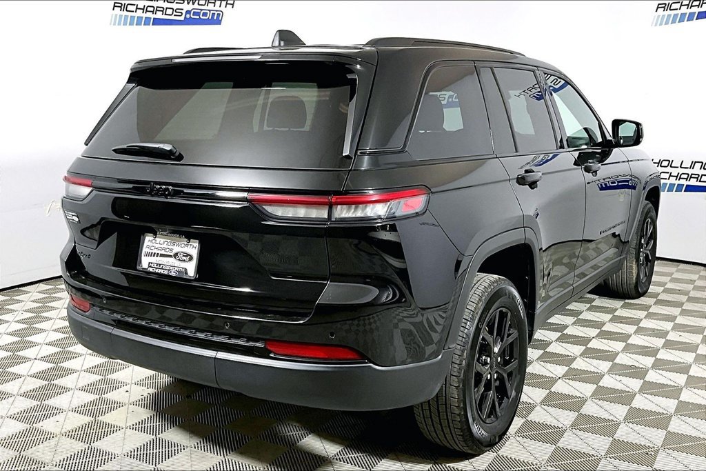 Used 2025 Jeep Grand Cherokee Altitude AWD/4WD image 9