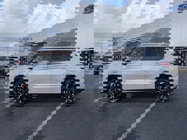 Used 2024 Mitsubishi Outlander SE image 2