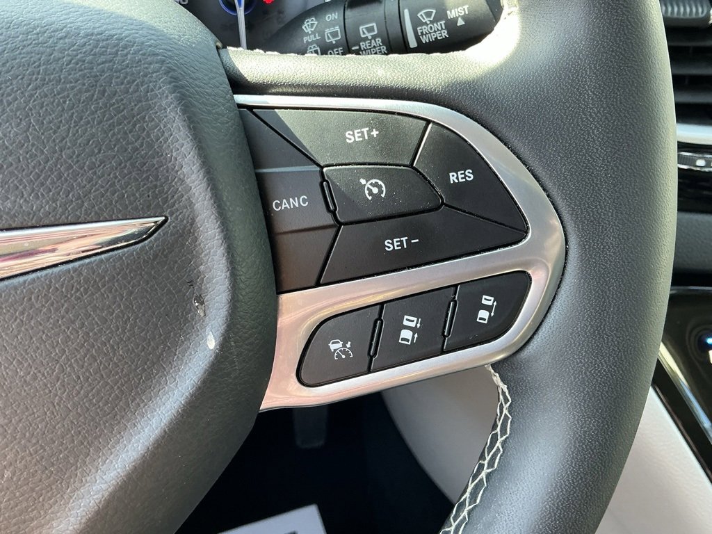 Used 2024 Chrysler Pacifica Touring-L image 36