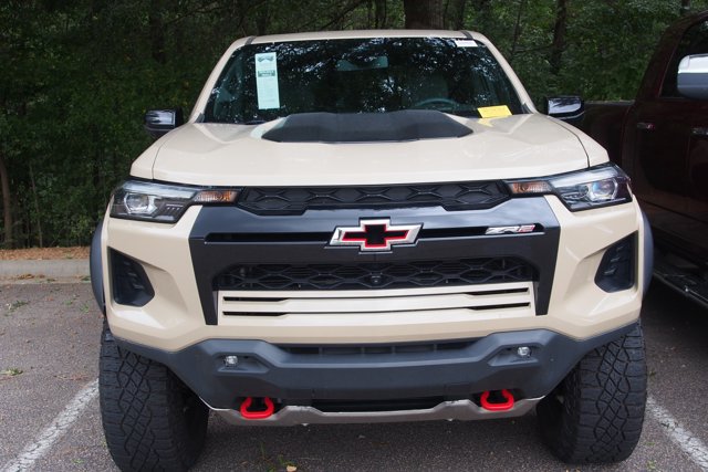 Used 2024 Chevrolet Colorado ZR2 w/ Technology Package AWD/4WD image 3