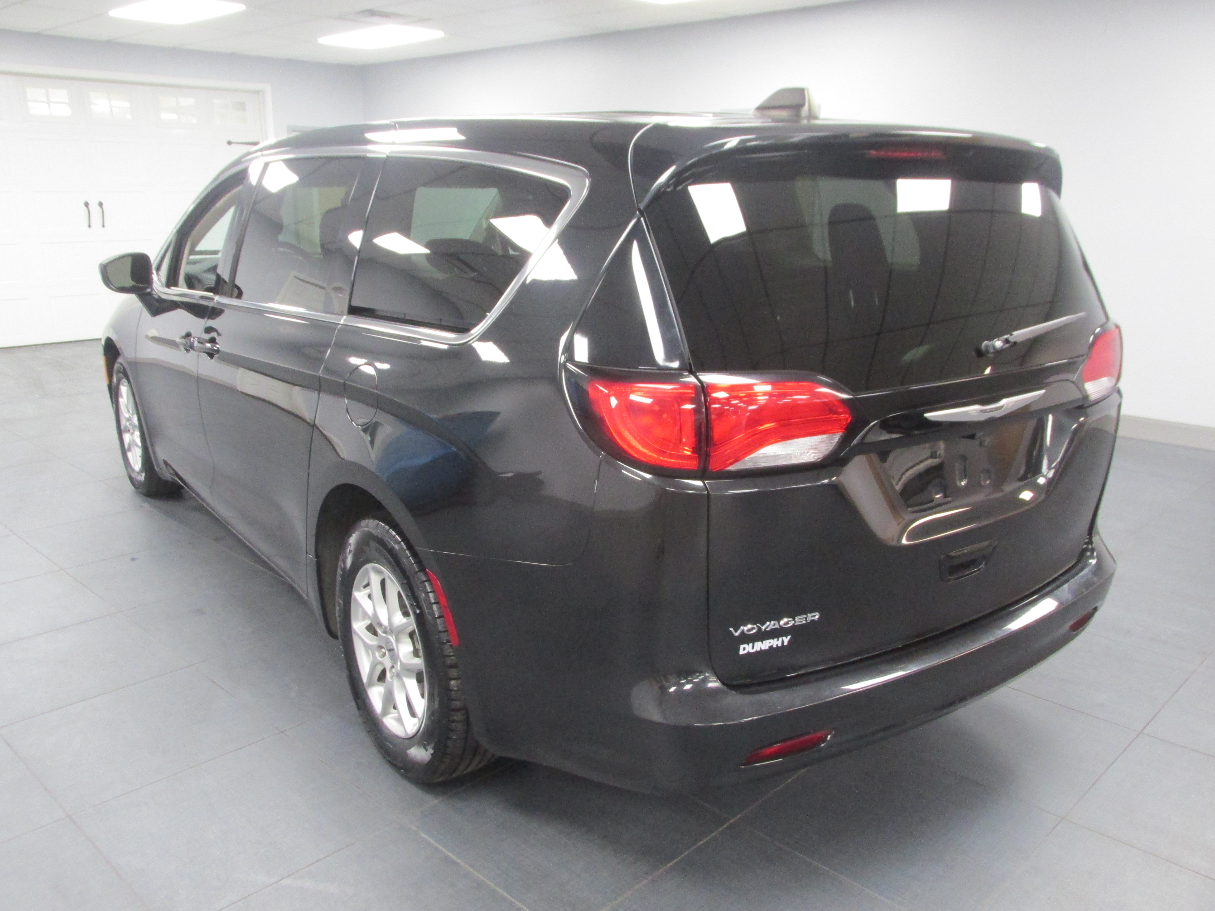 Used 2023 Chrysler Voyager LX FWD image 7