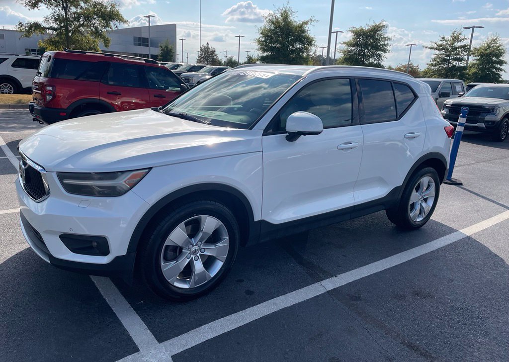 Used 2021 Volvo XC40 T4 Momentum FWD image 3