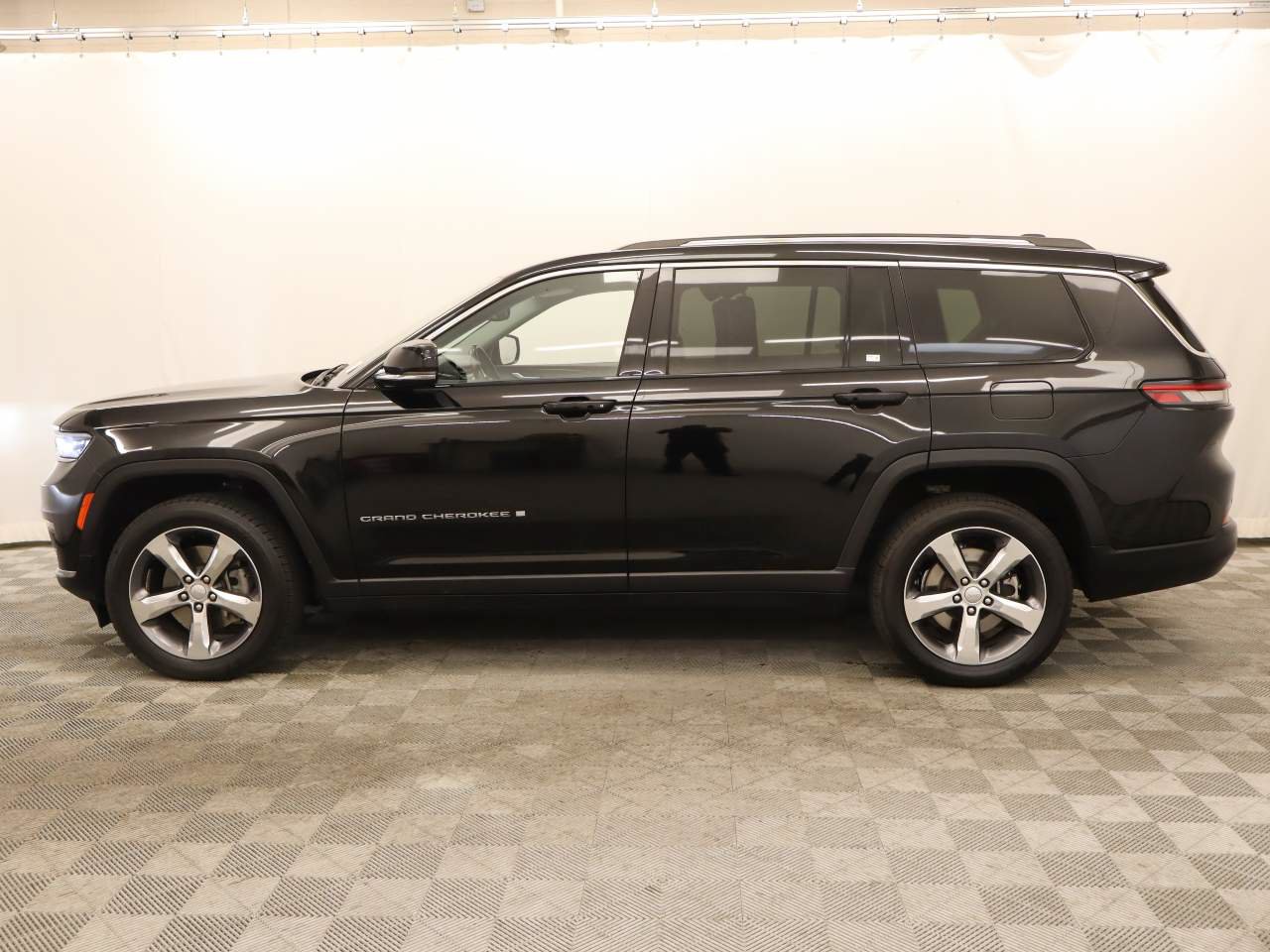 Used 2021 Jeep Grand Cherokee L Limited RWD image 2