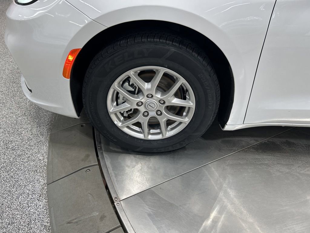 Used 2025 Chrysler Pacifica Select image 32
