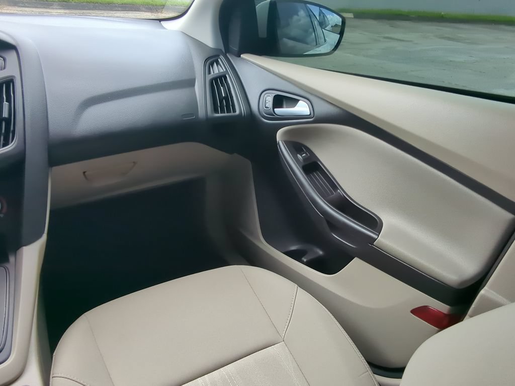 Certified 2018 Ford Focus SE FWD image 14
