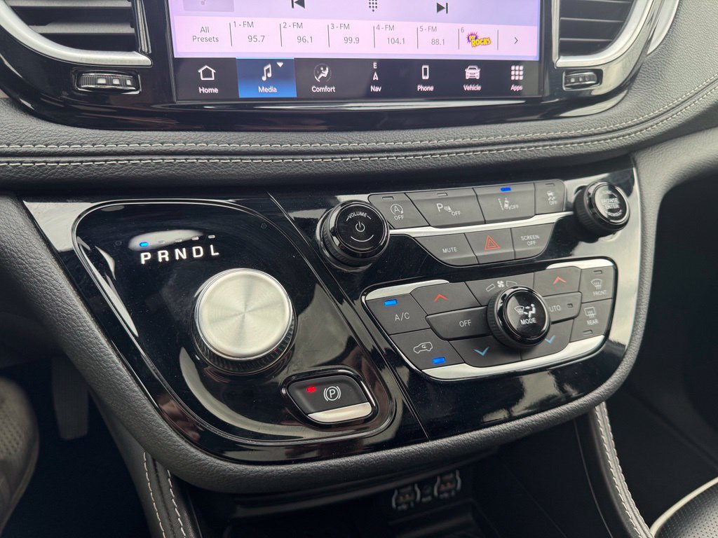 Used 2025 Chrysler Pacifica Limited FWD image 13