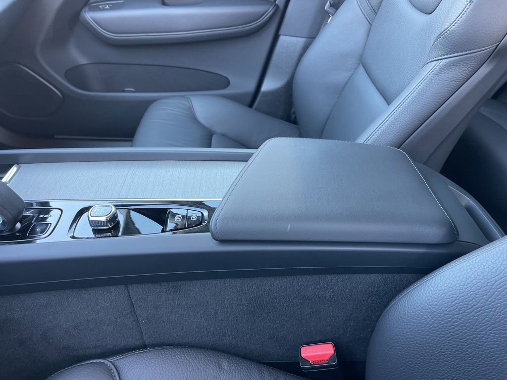 Used 2025 Volvo XC60 B5 Plus image 13