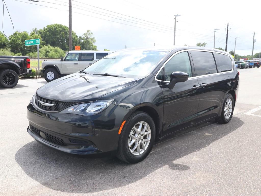 Used 2023 Chrysler Voyager LX FWD image 3