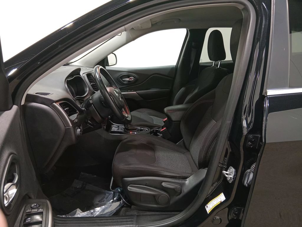 Used 2019 Jeep Cherokee Latitude w/ Cold Weather Group FWD image 16