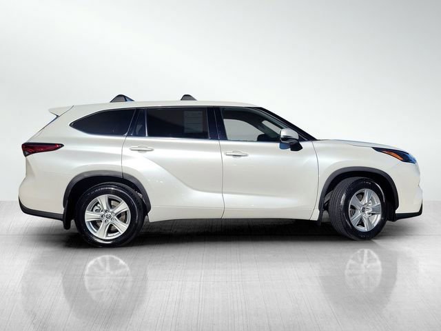 Used 2022 Toyota Highlander LE image 2