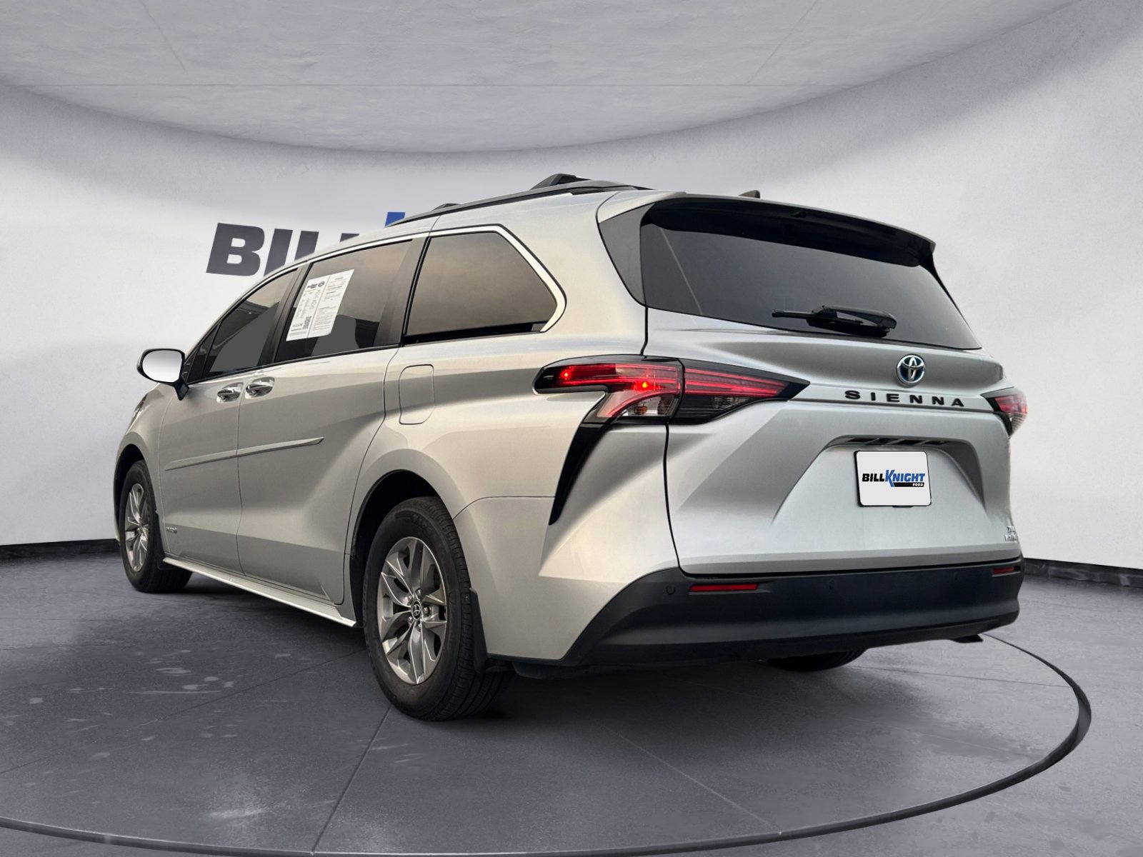 Used 2021 Toyota Sienna XLE image 3