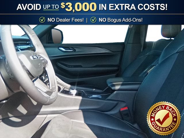 Used 2025 Jeep Grand Cherokee Altitude RWD image 14