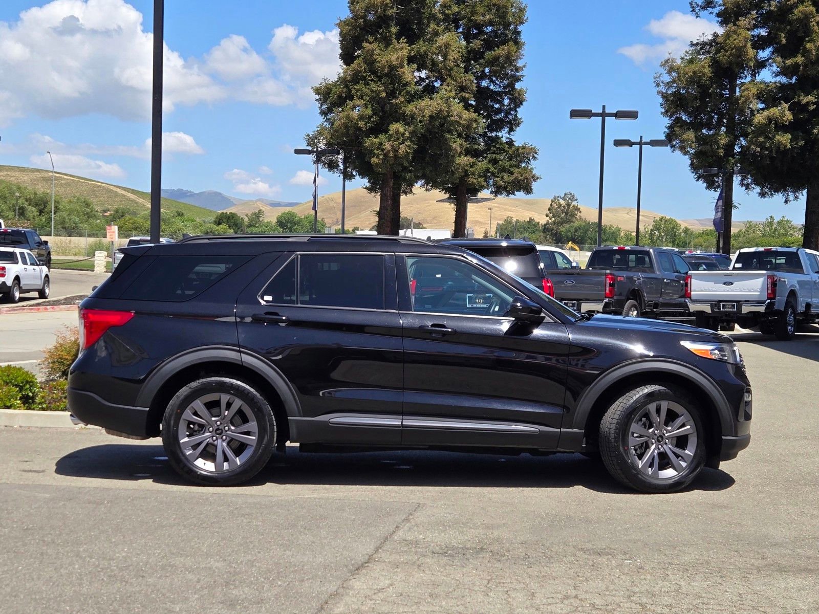 Certified 2023 Ford Explorer XLT w/ Equipment Group 202A AWD/4WD image 3