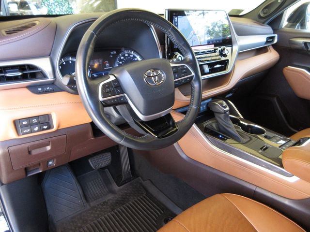 Used 2022 Toyota Highlander Platinum FWD image 13