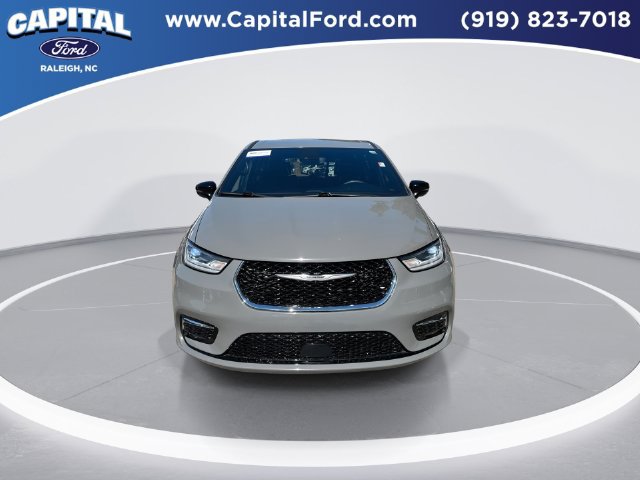 Used 2025 Chrysler Pacifica Select FWD image 3