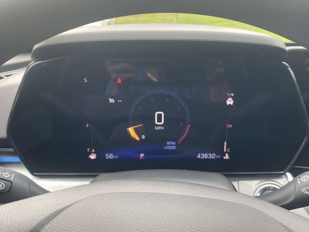 Used 2025 Chevrolet Trax LT FWD image 34