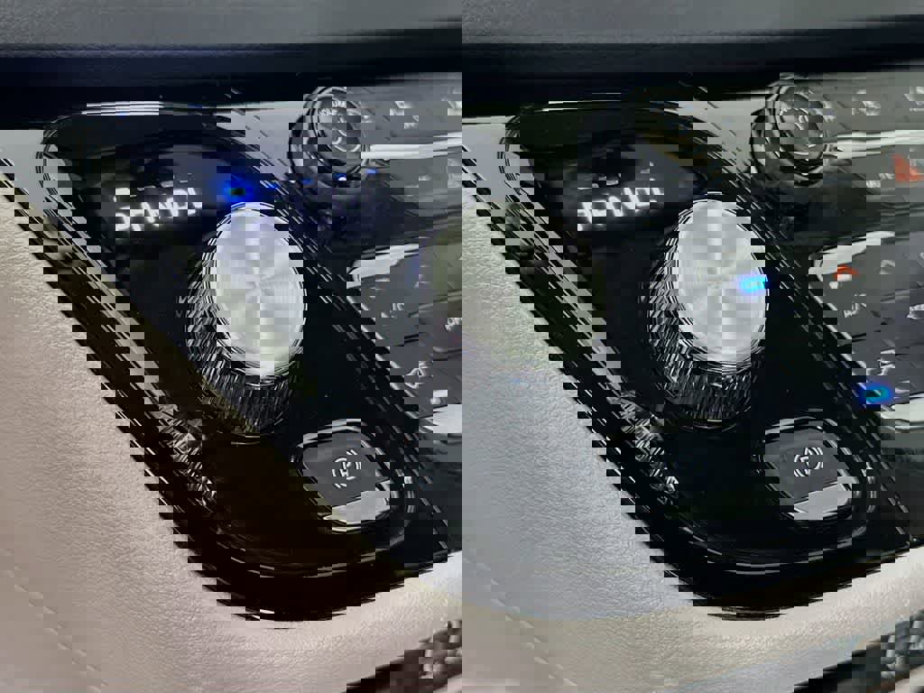 Used 2024 Chrysler Pacifica Touring-L image 19