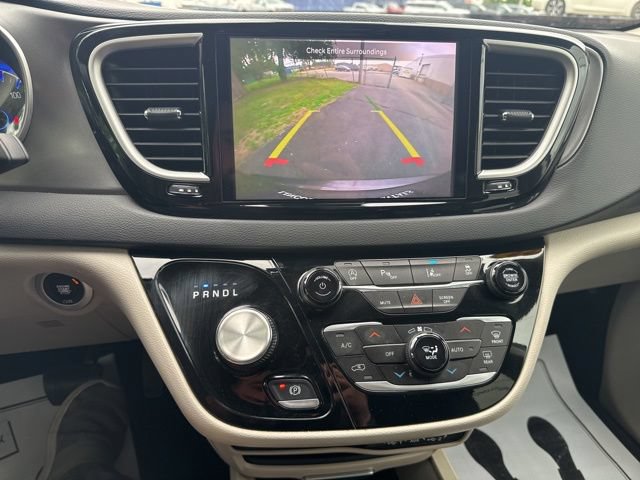 Used 2023 Chrysler Pacifica Touring-L FWD image 21