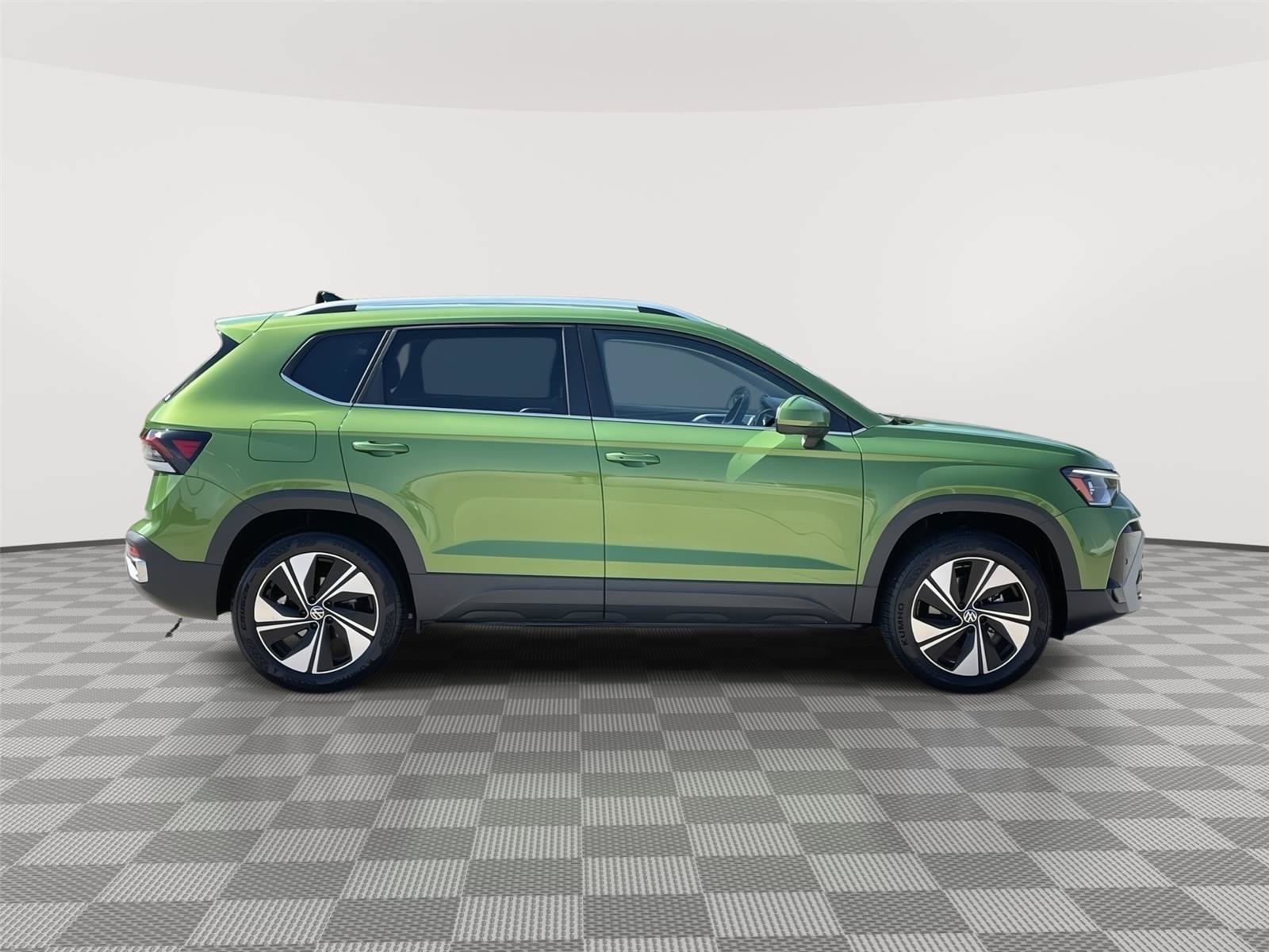 Used 2025 Volkswagen Taos SE AWD/4WD image 6