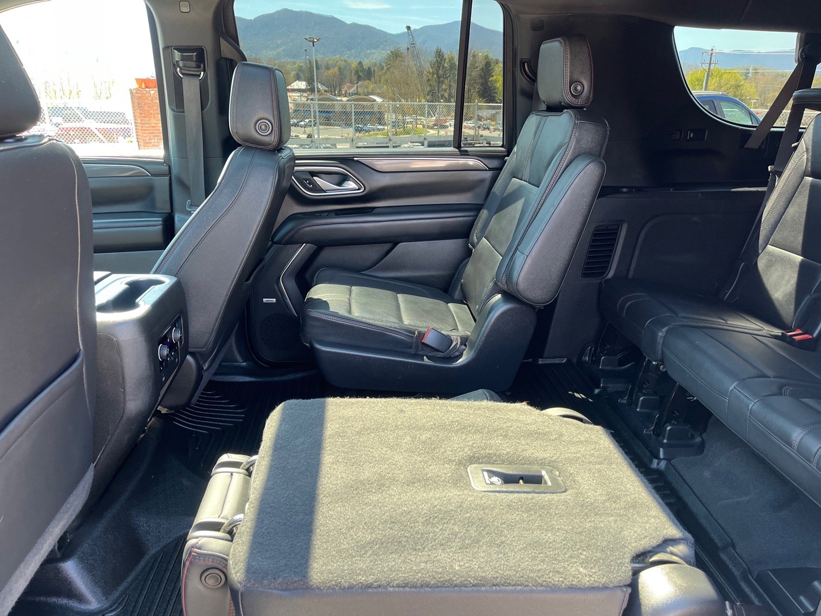 Used 2022 Chevrolet Suburban RST w/ Luxury Package image 17