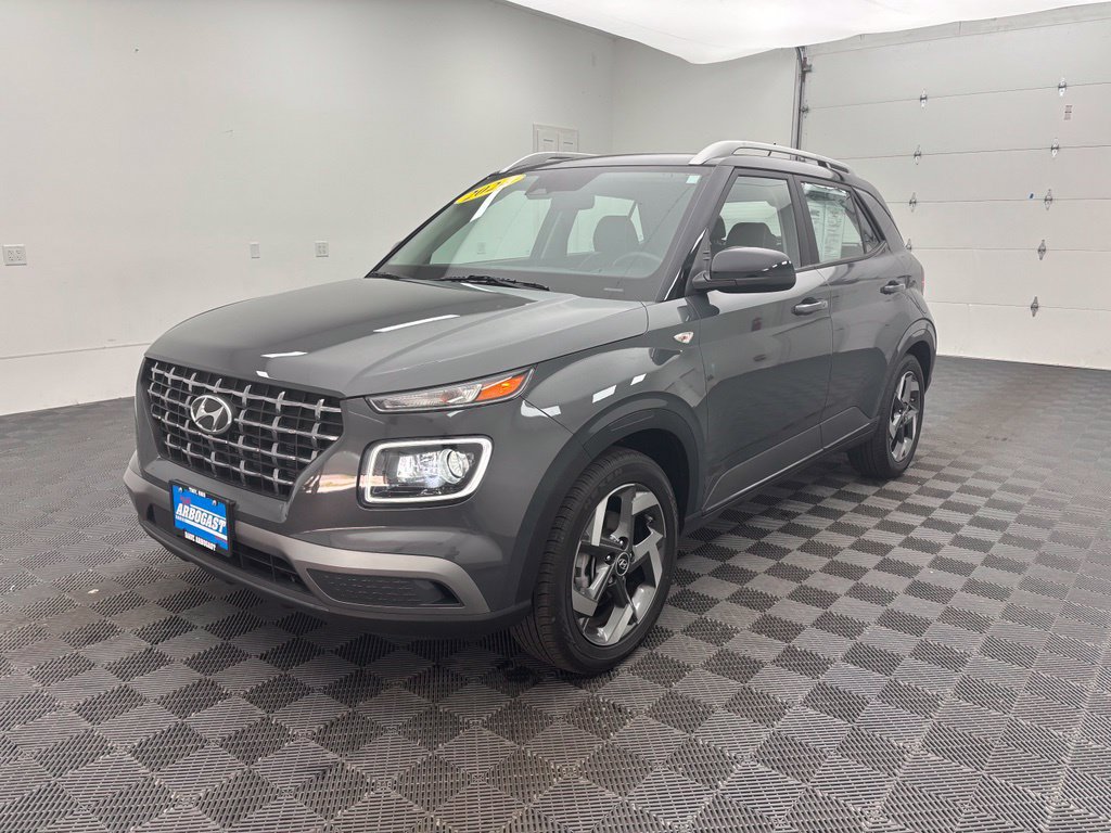 Used 2024 Hyundai Venue Limited FWD image 2