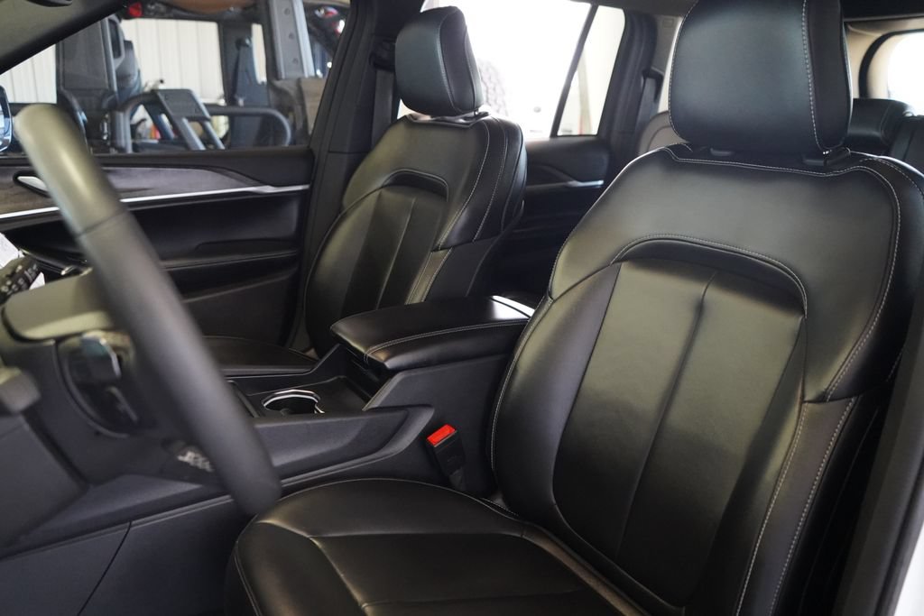 Used 2024 Jeep Grand Cherokee Limited 4xe AWD/4WD image 17