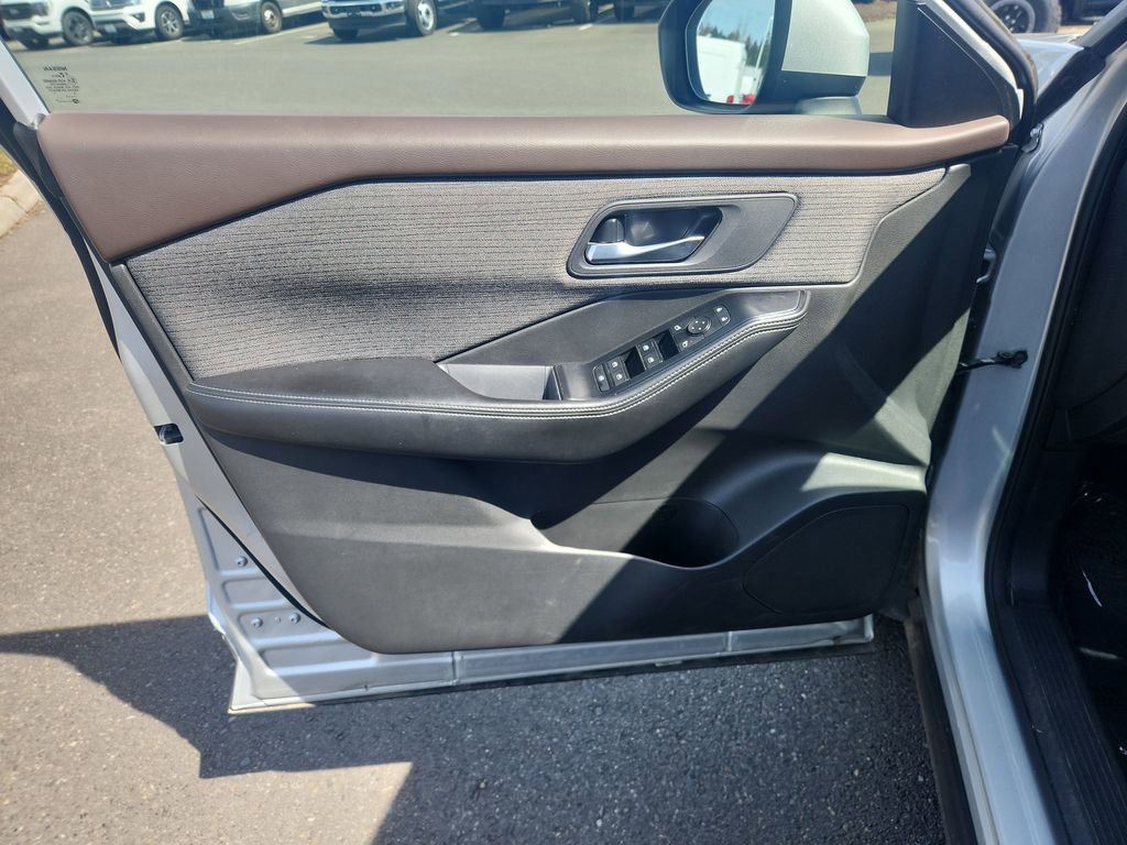 Used 2023 Nissan Rogue SV AWD/4WD image 17