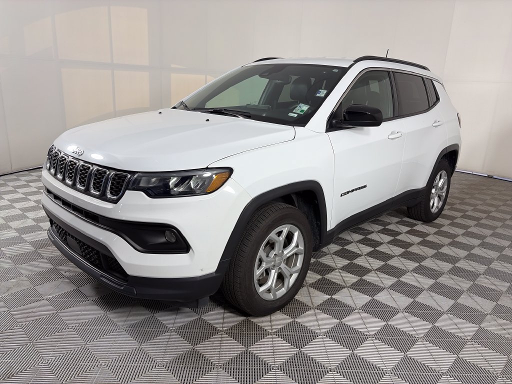 Used 2024 Jeep Compass Latitude AWD/4WD image 3