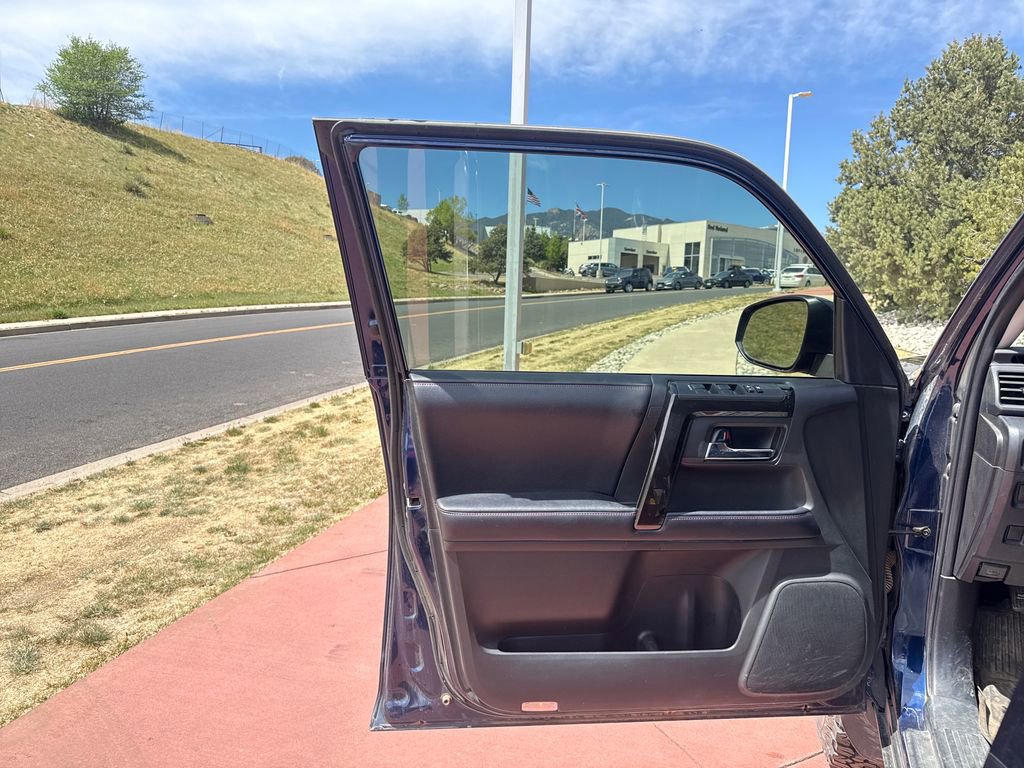 Used 2018 Toyota 4Runner TRD Off-Road Premium AWD/4WD image 18