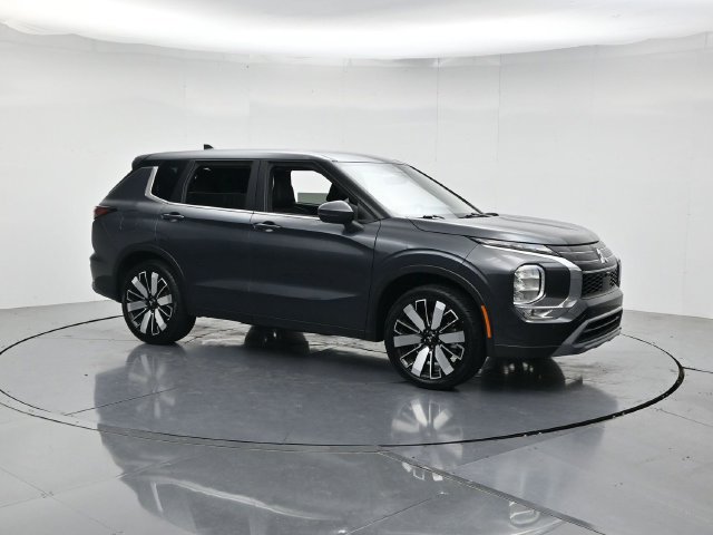Used 2025 Mitsubishi Outlander SE FWD image 3