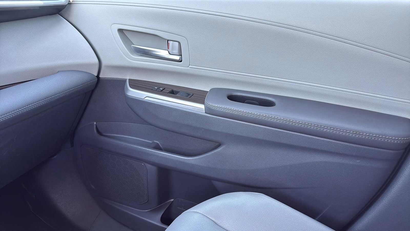 Used 2023 Toyota Sienna XLE image 24