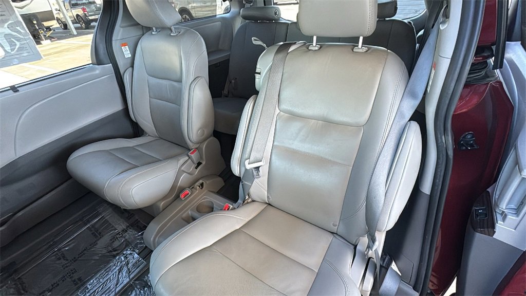 Used 2020 Toyota Sienna XLE w/ XLE Navigation Package image 23