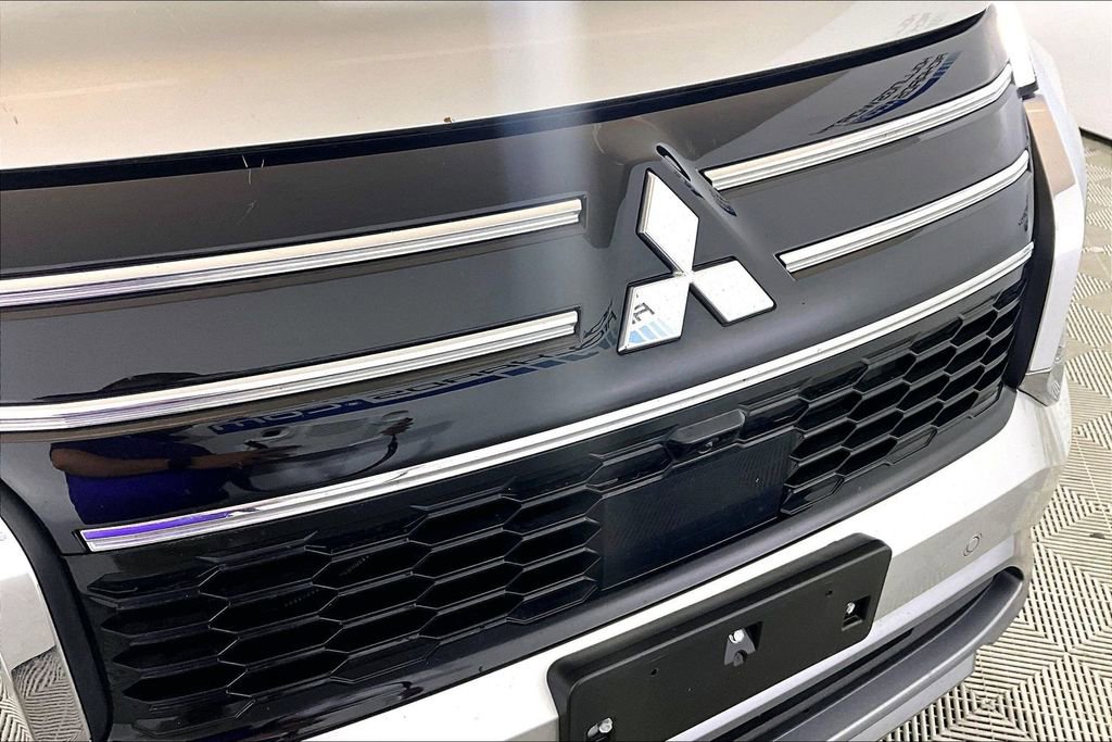 Used 2025 Mitsubishi Outlander SE AWD/4WD image 24