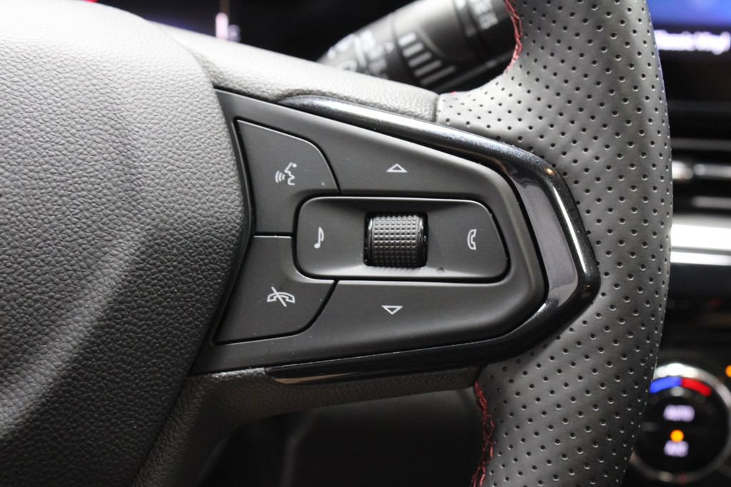 Used 2024 Chevrolet Trax RS w/ Sunroof Package FWD image 28