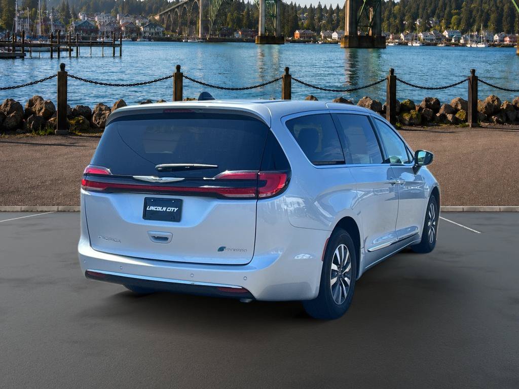 Used 2023 Chrysler Pacifica Limited w/ Uconnect Theater Family Group FWD image 9