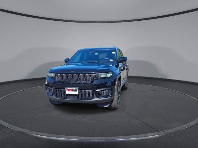 Used 2025 Jeep Grand Cherokee Altitude AWD/4WD image 3