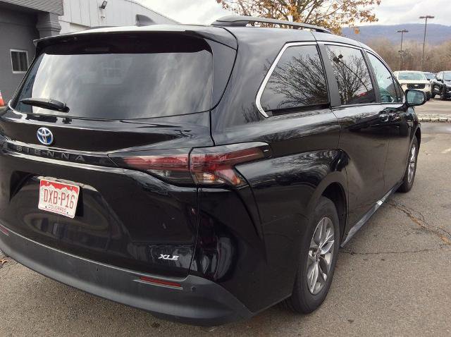 Used 2025 Toyota Sienna XLE image 9