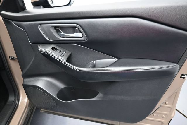 Used 2025 Nissan Rogue SV FWD image 30
