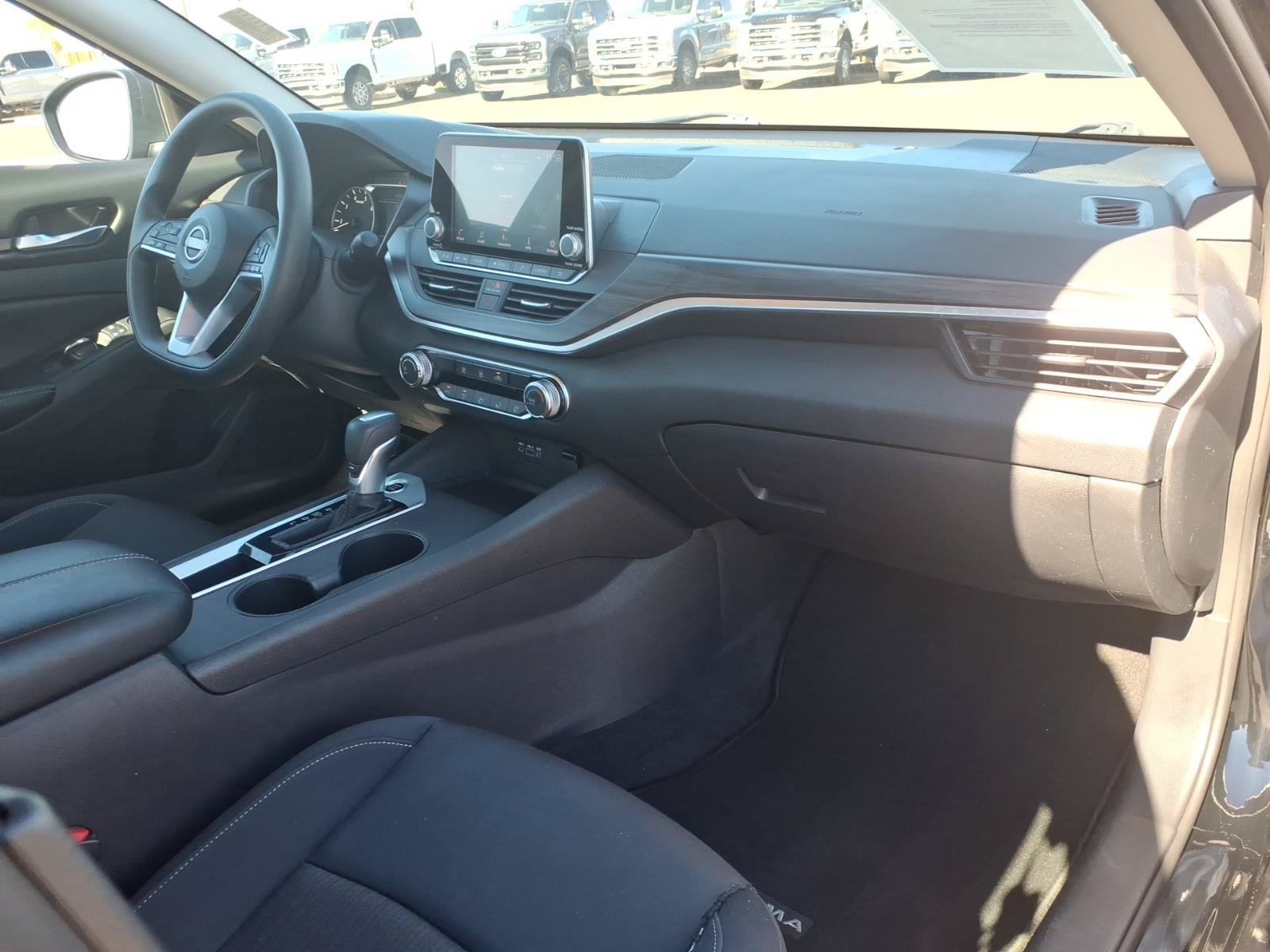 Used 2025 Nissan Altima 2.5 SV FWD image 9