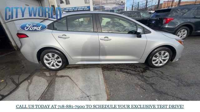 Used 2022 Toyota Corolla LE image 2
