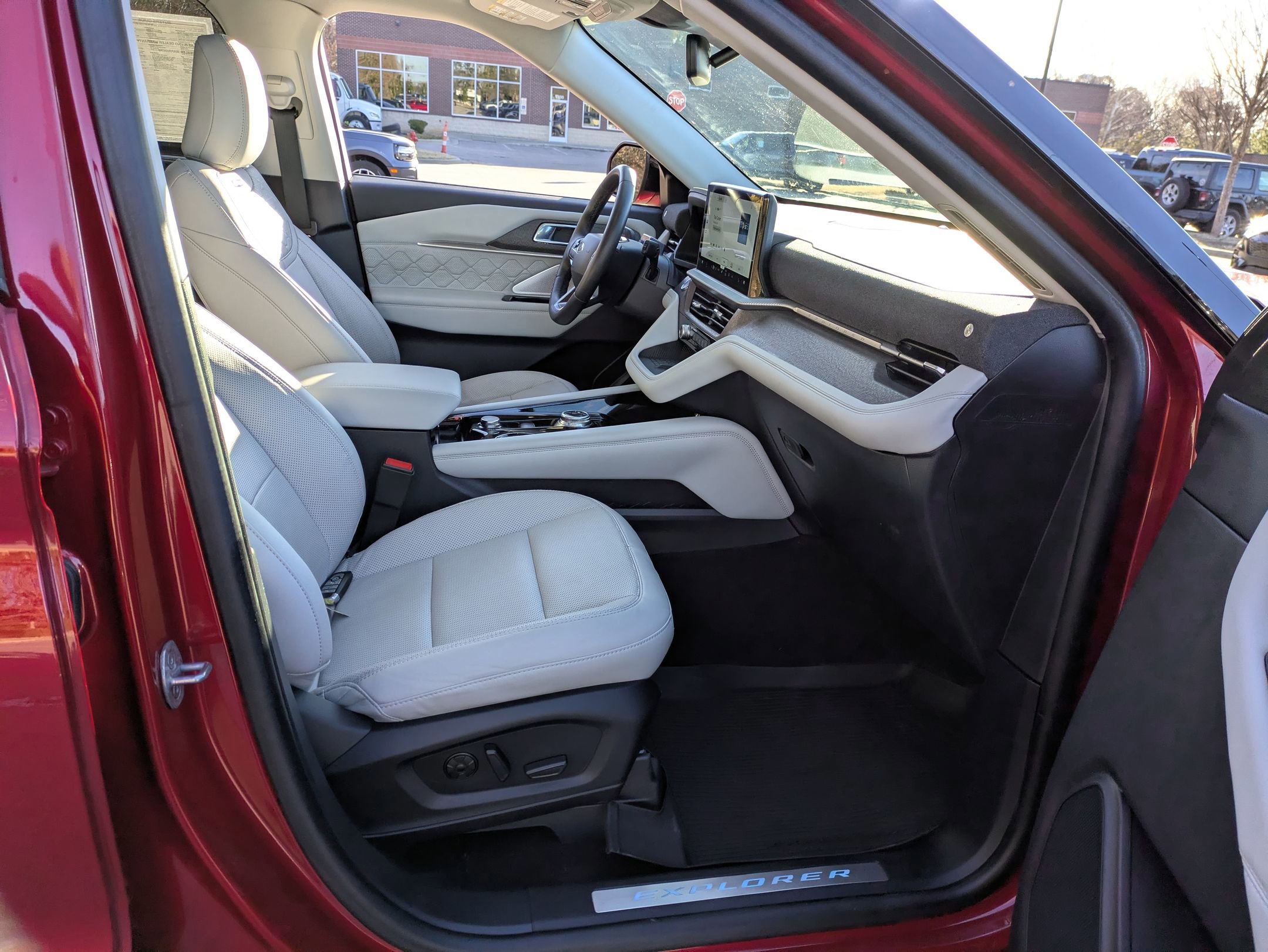 Certified 2025 Ford Explorer Platinum w/ Ultimate Package image 39