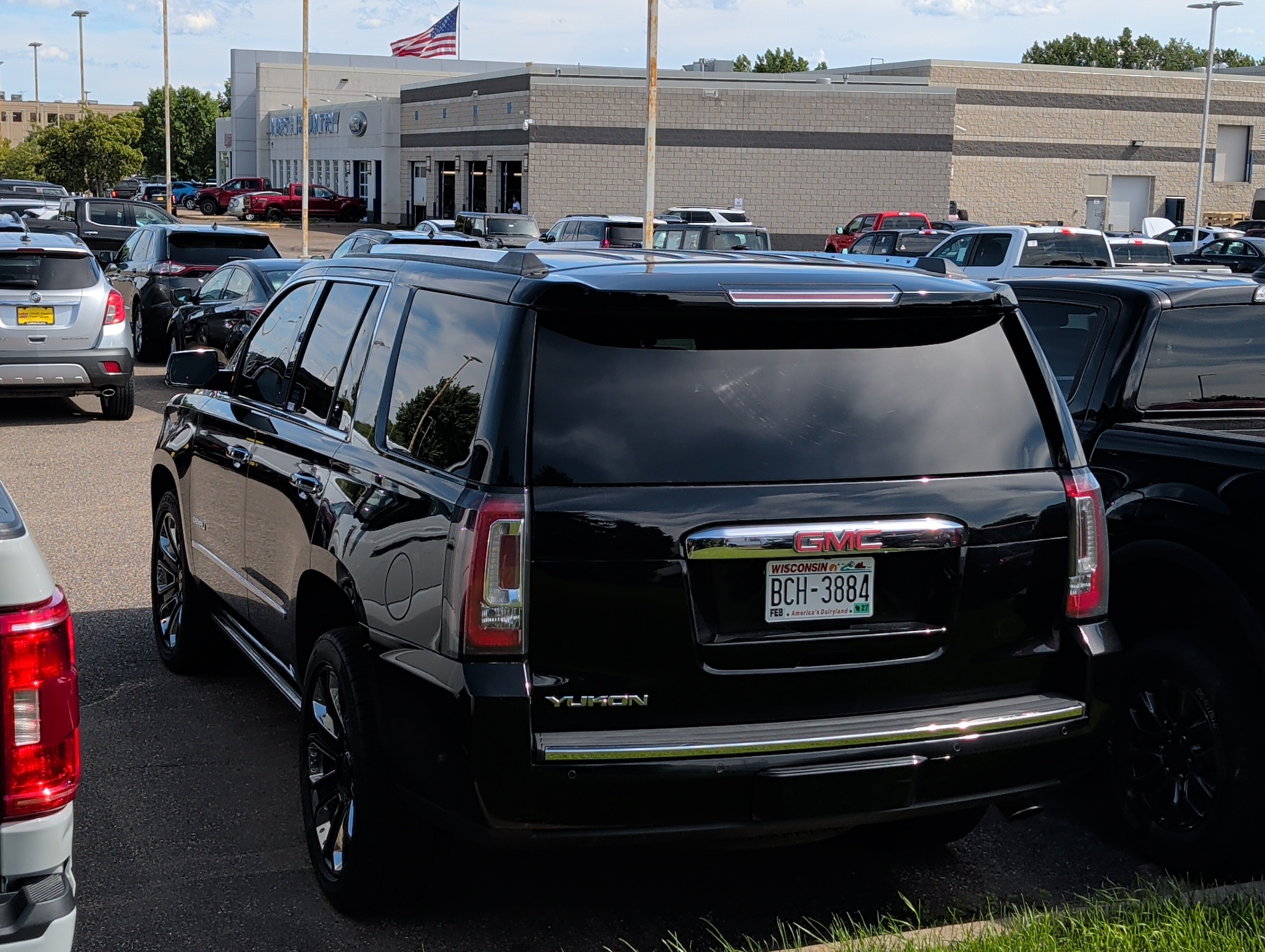 Used 2019 GMC Yukon Denali w/ Denali Ultimate Package AWD/4WD image 3
