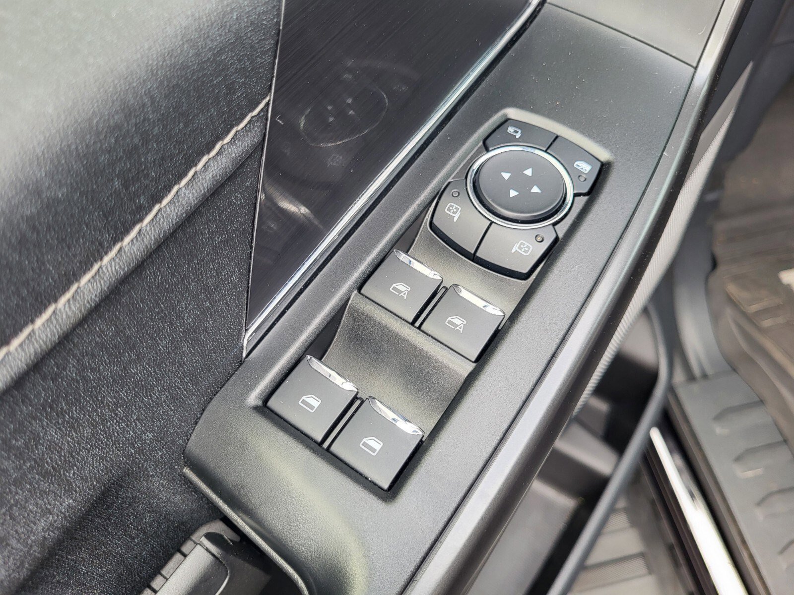 Certified 2025 Ford F150 Lariat w/ Equipment Group 501A Mid image 19