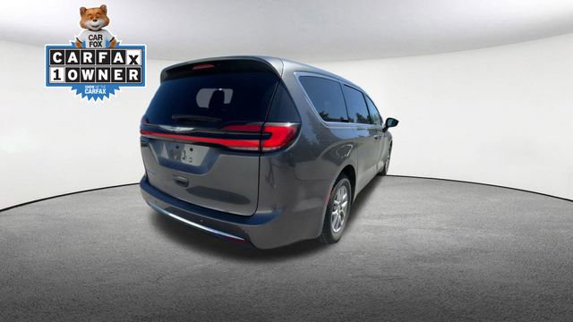 Used 2023 Chrysler Pacifica Touring-L FWD image 9